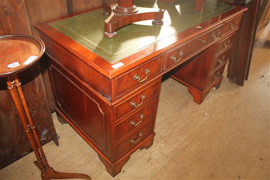 Pedestal desk
